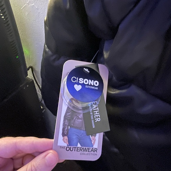 Faux leather cropped puffer jacket - Picture 4 of 5